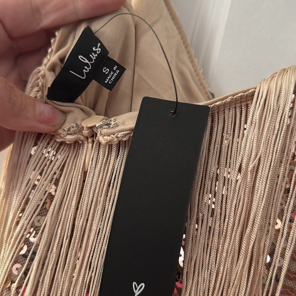 NWT Gold sequin/fringe Lulus dress
Size small- zipper back
Smoke free home - Picture 5 of 5